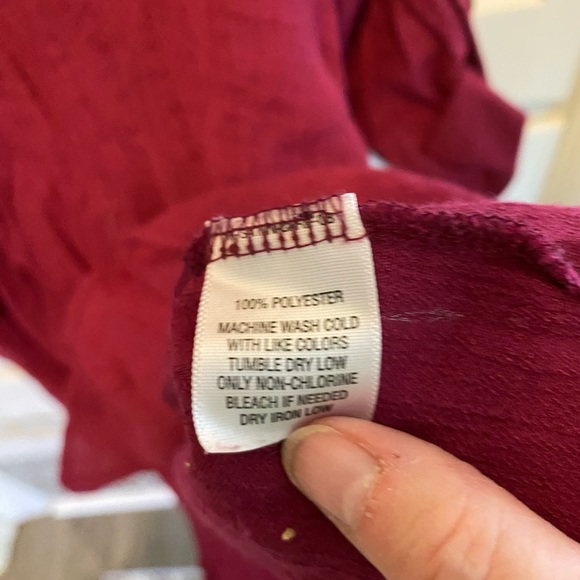 Light weight 3/4 sleeve blouse made of crepe burgundy polyester. - Picture 4 of 4